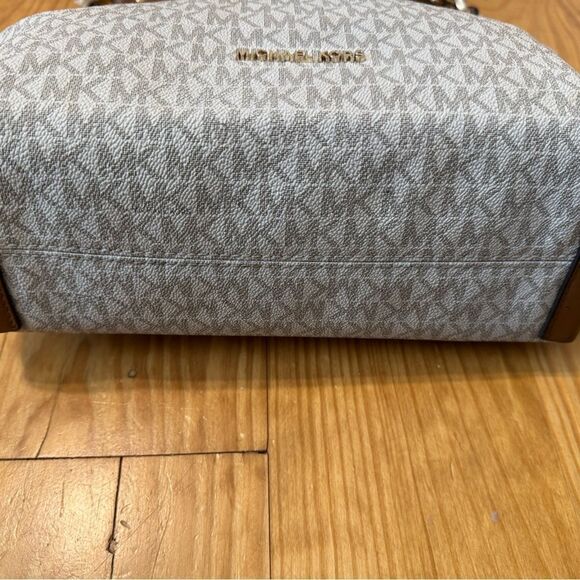 Michael Kors Isabella Convertible Shoulder Bag Purse Over The Shoulder Cream - Picture 7 of 14